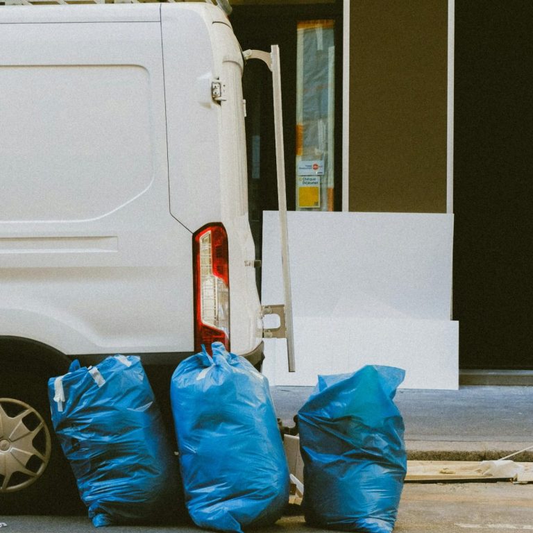 Fachgerechte Entsorgung Fachgerechte Entsorgung. Abfall neben Transporter gelagert.